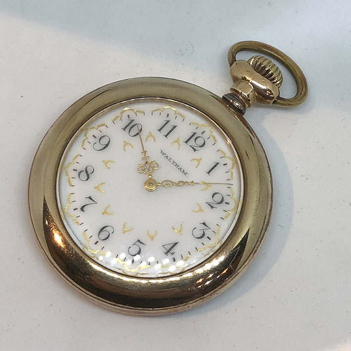 นาฬิกาพกไขลาน WALTHAM pocket watch 1950 ขนาดตัวเรือน 45 mm หน้าปัดกระเบื้องขาวพิมพ์อารบิคดำ สลับลวดล