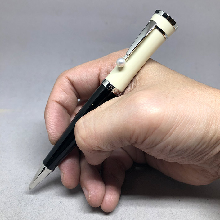 ปากกาเคมี MONTBLANC PEN spacial GRETA GARBO ระบบบิดเปิดไส้ ตัวเรือนดำอครีลิคสลับสีครีมงาช้าง ชุดเหน็ 0
