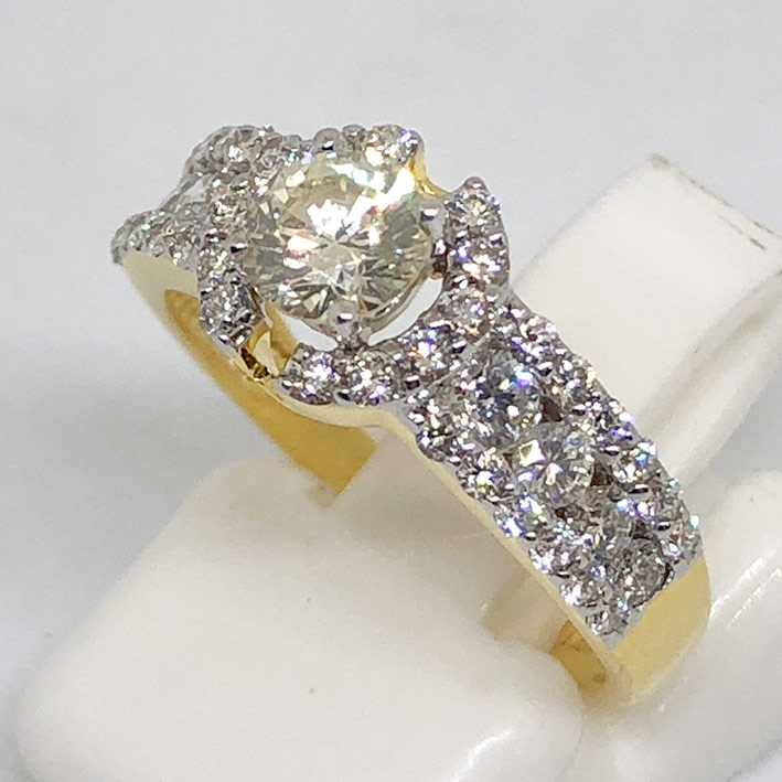 แหวนทองคำรูปทรงโมเดิร์น ฝังเพชรแท้เม็ดเดี่ยวขนาด 0.35 กะรัต เม็ดรองรวม 44 เม็ด รวมน้ำหนัก 0.83 กะรัต