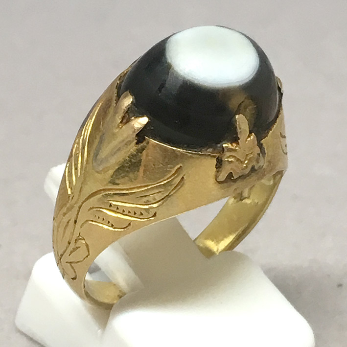 แหวนทองคำงานไทยโบราณ ประดับหินลูกปัด ตัวเรือนทองแกะลาย น้ำหนักทองช่างรวม 5.7 กรัม size 54 (ขนาดวงนิ้