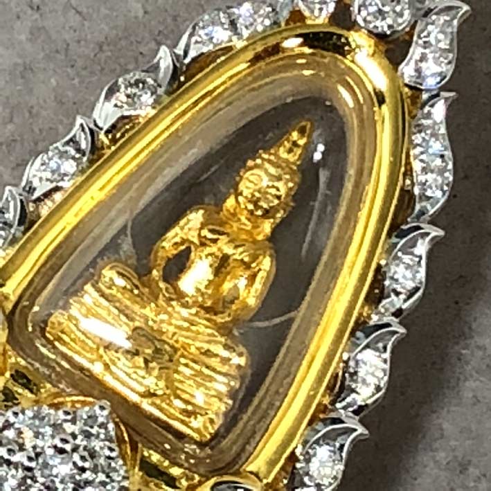พระทองคำหลวงพ่อโสธร ล้อมกรอบทองคำประดับเพชรแท้ 37 เม็ด รวมน้ำหนัก 1 กะรัต size 1.9x3.9 cm น้ำหนักทอง 1