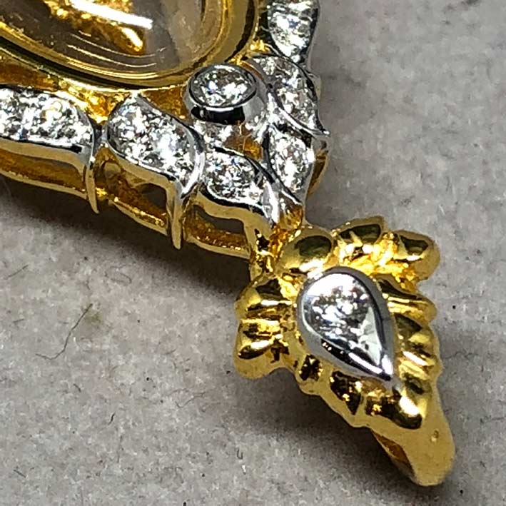 พระทองคำหลวงพ่อโสธร ล้อมกรอบทองคำประดับเพชรแท้ 37 เม็ด รวมน้ำหนัก 1 กะรัต size 1.9x3.9 cm น้ำหนักทอง 2