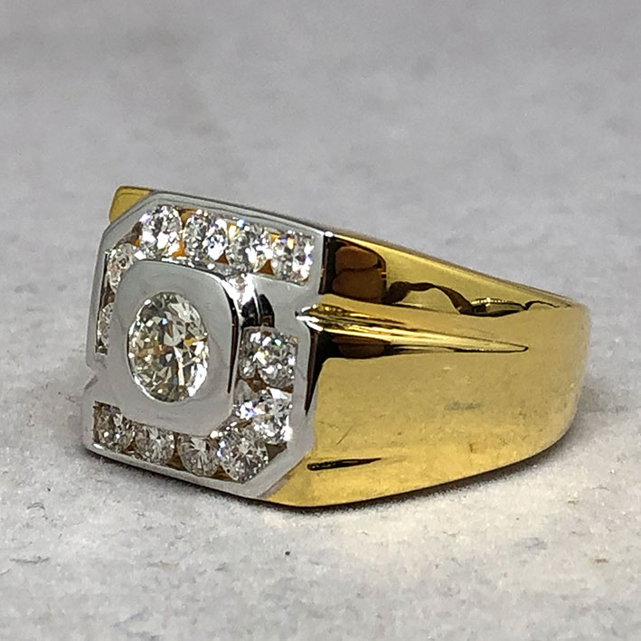 แหวนทองทรงชาย ฝังเพชรแท้เม็ดหลักขนาด 0.70 กะรัต  เม็ดรองขนาด 0.10x12 กะรัต ตัวเรือน 90 น้ำหนักทองช่