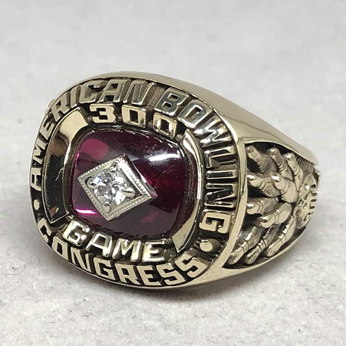 แหวนทองคำงานนอก Champion American Bowing ด้านหน้าฝังพลอยแดงประดับเพชรแท้เจียรไน รูปแบบดีไซน์ทรงเหลี่