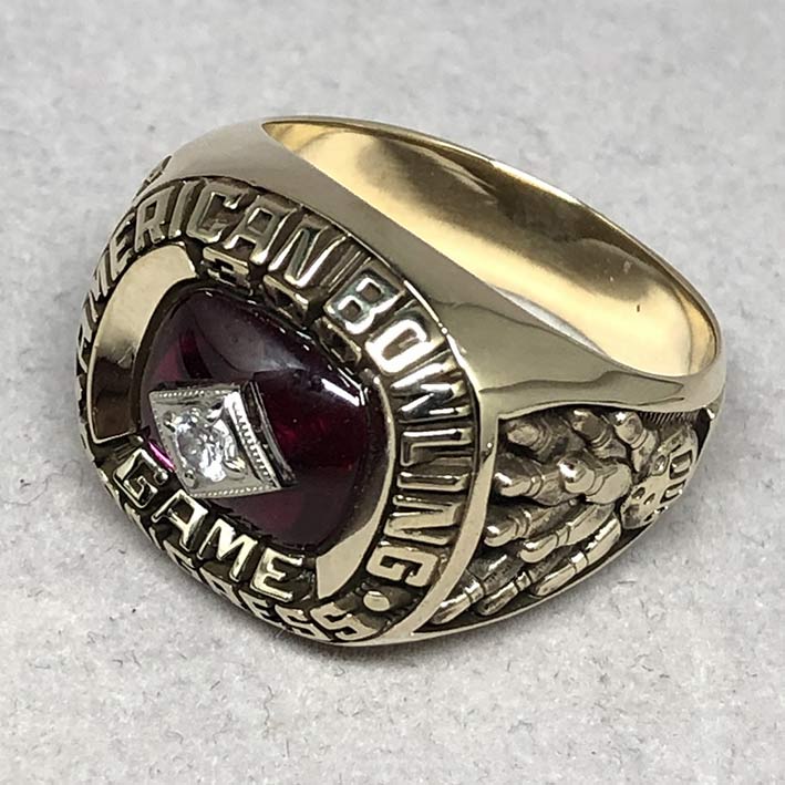 แหวนทองคำงานนอก Champion American Bowing ด้านหน้าฝังพลอยแดงประดับเพชรแท้เจียรไน รูปแบบดีไซน์ทรงเหลี่ 1