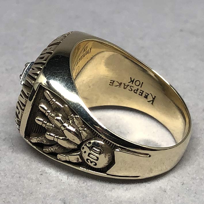 แหวนทองคำงานนอก Champion American Bowing ด้านหน้าฝังพลอยแดงประดับเพชรแท้เจียรไน รูปแบบดีไซน์ทรงเหลี่ 2