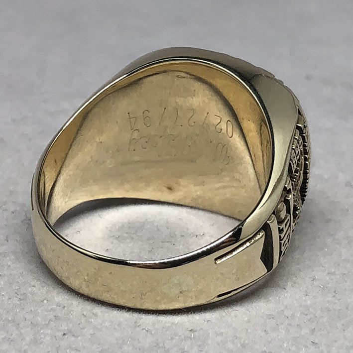 แหวนทองคำงานนอก Champion American Bowing ด้านหน้าฝังพลอยแดงประดับเพชรแท้เจียรไน รูปแบบดีไซน์ทรงเหลี่ 3