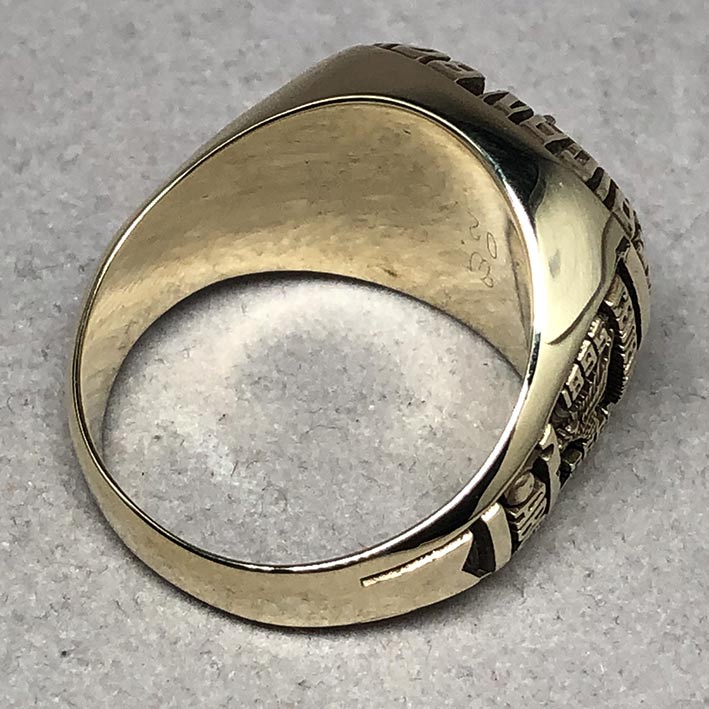 แหวนทองคำงานนอก Champion American Bowing ด้านหน้าฝังพลอยแดงประดับเพชรแท้เจียรไน รูปแบบดีไซน์ทรงเหลี่ 4