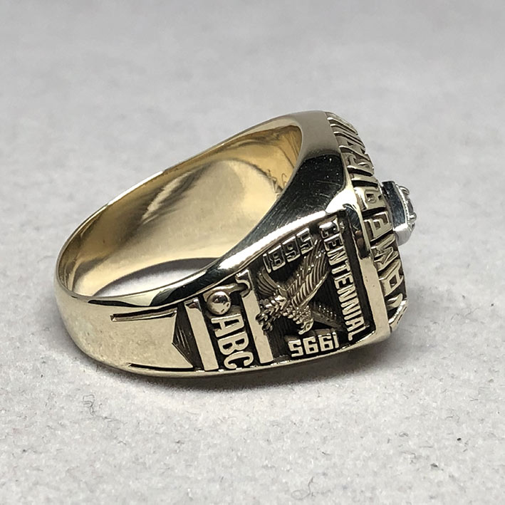แหวนทองคำงานนอก Champion American Bowing ด้านหน้าฝังพลอยแดงประดับเพชรแท้เจียรไน รูปแบบดีไซน์ทรงเหลี่ 5