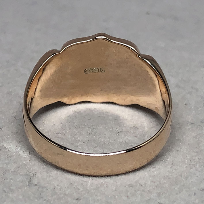 แหวนทองชมพูงานนอก ด้านหน้าแสดงสัญลักษณ์แกะสลักตัว M หน้าตัดเรียบแบน ตัวเรือนทอง 9k (375) น้ำหนัก 3.7 2