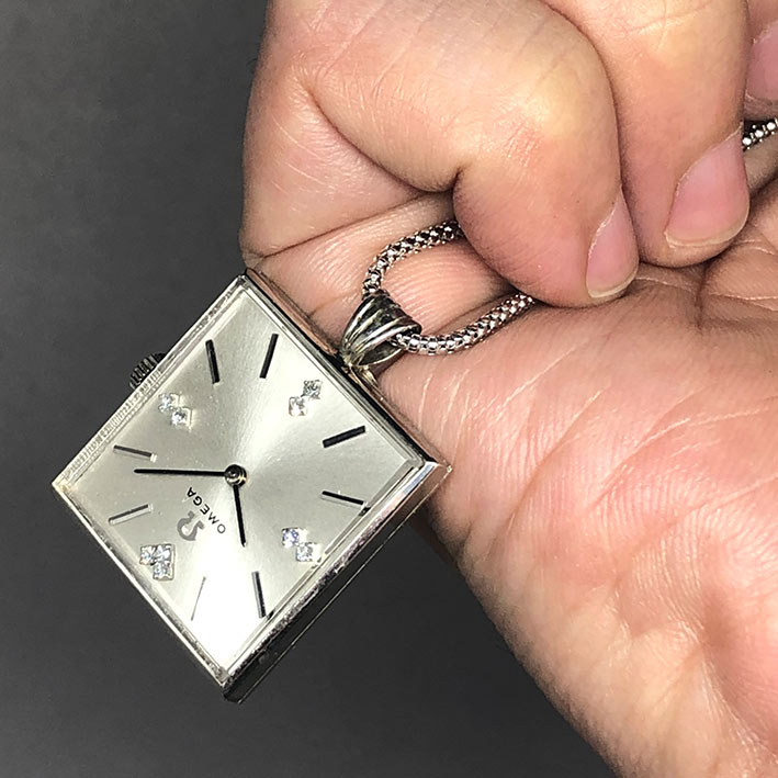 นาฬิกาห้อยคอ OMEGA ไขลาน  1950  หน้าปัดบรอนซ์เงินประดับหลักเวลาขีดสลับเพชรแท้ 7 เม็ด เดินเวลา 2 เข็ม