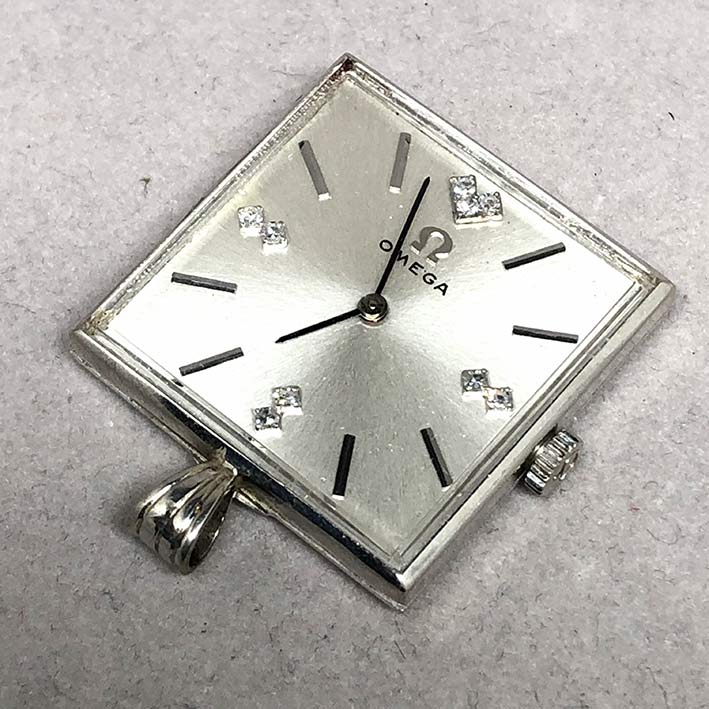 นาฬิกาห้อยคอ OMEGA ไขลาน  1950  หน้าปัดบรอนซ์เงินประดับหลักเวลาขีดสลับเพชรแท้ 7 เม็ด เดินเวลา 2 เข็ม 1