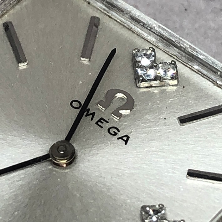 นาฬิกาห้อยคอ OMEGA ไขลาน  1950  หน้าปัดบรอนซ์เงินประดับหลักเวลาขีดสลับเพชรแท้ 7 เม็ด เดินเวลา 2 เข็ม 2