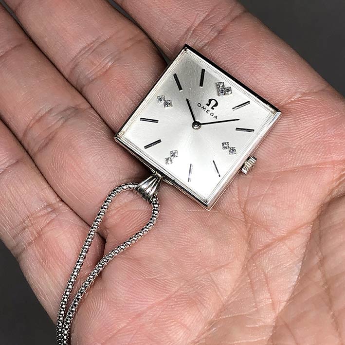 นาฬิกาห้อยคอ OMEGA ไขลาน  1950  หน้าปัดบรอนซ์เงินประดับหลักเวลาขีดสลับเพชรแท้ 7 เม็ด เดินเวลา 2 เข็ม 5