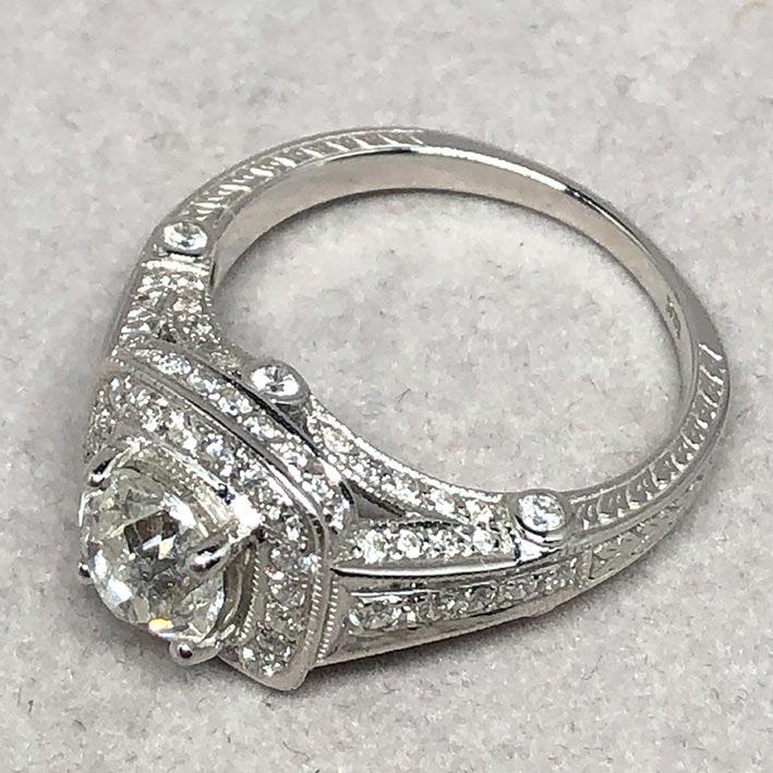 แหวนทองประดับเพชรแท้เม็ดหลักขนาด 1.05 กะรัต L color มาพร้อมใบเซอร์ GIA เพชรเม็ดรองรวม 0.55 กะรัต ตัว 4