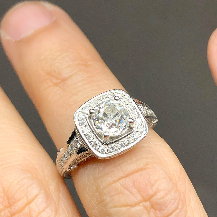 แหวนทองประดับเพชรแท้เม็ดหลักขนาด 1.05 กะรัต L color มาพร้อมใบเซอร์ GIA เพชรเม็ดรองรวม 0.55 กะรัต ตัว 6