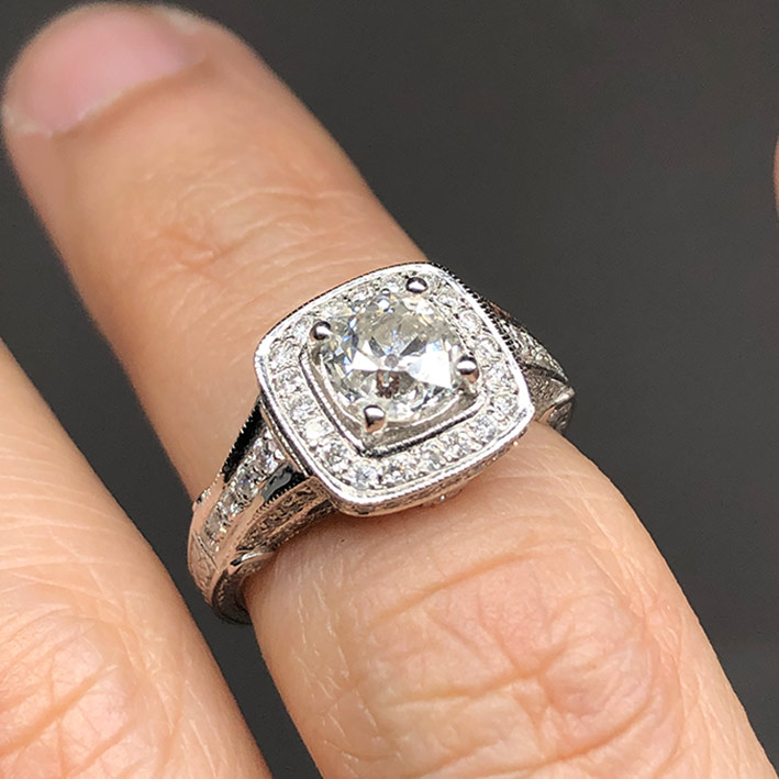 แหวนทองประดับเพชรแท้เม็ดหลักขนาด 1.05 กะรัต L color มาพร้อมใบเซอร์ GIA เพชรเม็ดรองรวม 0.55 กะรัต ตัว