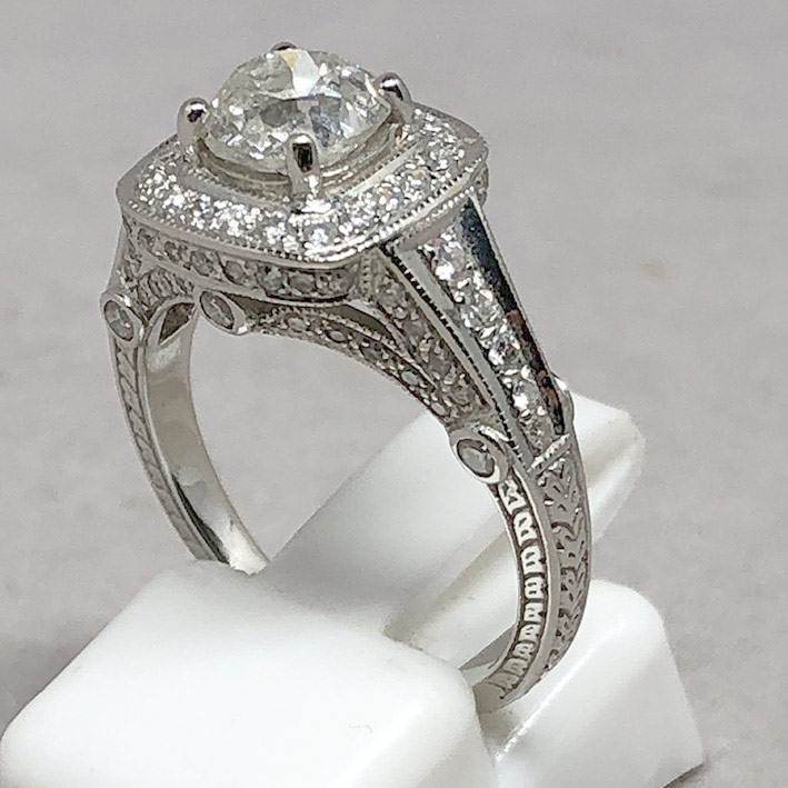 แหวนทองประดับเพชรแท้เม็ดหลักขนาด 1.05 กะรัต L color มาพร้อมใบเซอร์ GIA เพชรเม็ดรองรวม 0.55 กะรัต ตัว 1