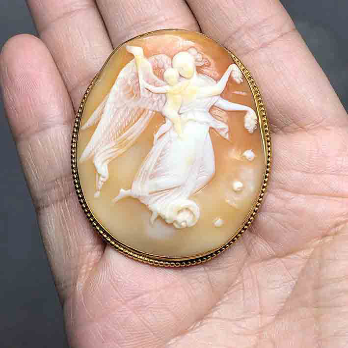 เข็มกลัดติดเสื้อ งานยุโรป Cameo แกะสลักมือจากหอย รูปนางฟ้า ตัวเรือนทอง 14k ล้อมไข่ปลา 18k ขนาด 44x51