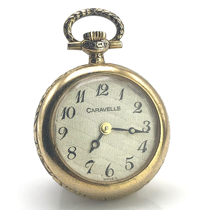 นาฬิกาพกโบราณ CARAVELLE ระบบไขลาน ตัวเรือนกะหลั่ยทอง หน้าปัดซิลเวอร์แกะลาย ฝาหลังแสดงสัญลักษณ์ผู้หญิ
