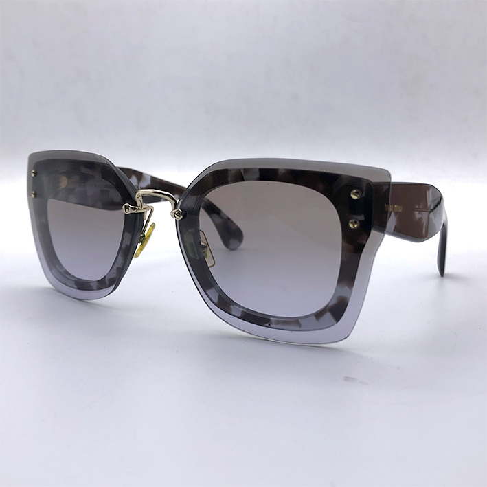 แว่นกันแดด MIU MIU Sunglasses สำหรับสตรี ใส่ได้กับทุกใบหน้า เลนส์เทาไล่เฉด ตัวเฟรมลวดลายกระ ขาพับโค้ 2