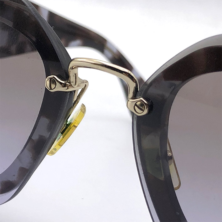 แว่นกันแดด MIU MIU Sunglasses สำหรับสตรี ใส่ได้กับทุกใบหน้า เลนส์เทาไล่เฉด ตัวเฟรมลวดลายกระ ขาพับโค้ 3