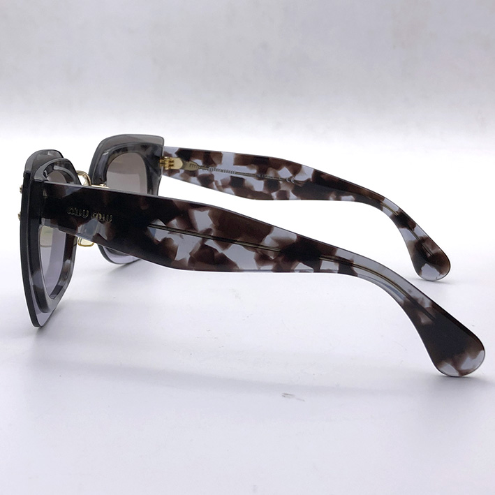 แว่นกันแดด MIU MIU Sunglasses สำหรับสตรี ใส่ได้กับทุกใบหน้า เลนส์เทาไล่เฉด ตัวเฟรมลวดลายกระ ขาพับโค้ 5