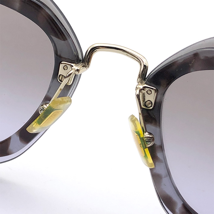 แว่นกันแดด MIU MIU Sunglasses สำหรับสตรี ใส่ได้กับทุกใบหน้า เลนส์เทาไล่เฉด ตัวเฟรมลวดลายกระ ขาพับโค้ 7