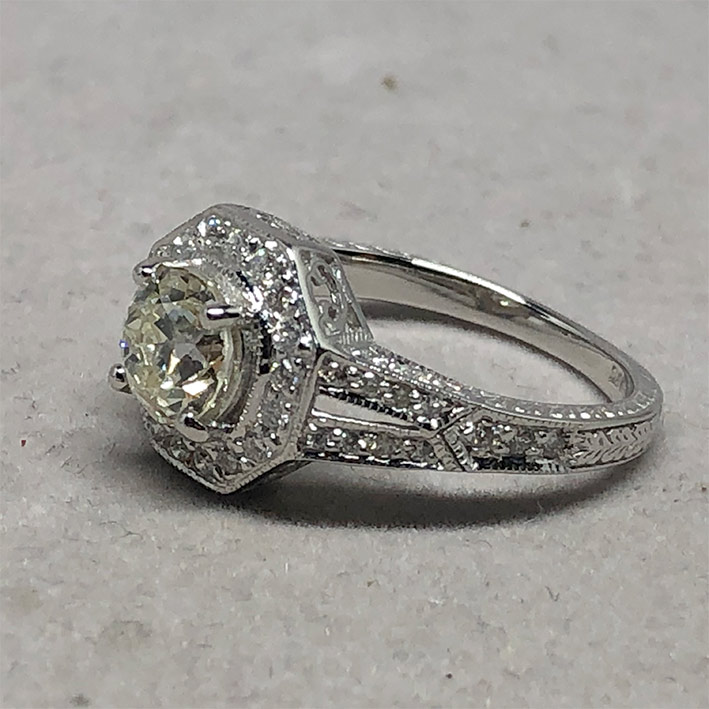 แหวนทองประดับเพชรแท้เม็ดหลักขนาด 0.98 กะรัต L color มาพร้อมใบเซอร์ GIA  เพชรเม็ดรอง 50 เม็ด ตัวเรือน