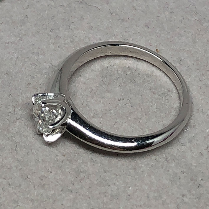 แหวนทองประดับเพชรแท้เม็ดหลักขนาด 0.49 กะรัต F color มาพร้อมใบเซอร์ GIA ตัวเรือน 18k White gold น้ำหน 1