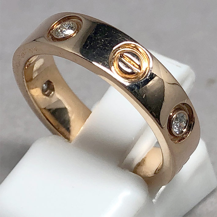 แหวนทองรูปแบบหัวน็อตสลับฝังเพชรแท้ 4 เม็ด รวมน้ำหนัก 0.10 กะรัต ตัวเรือนทอง 18k Pink gold น้ำหนักทอง