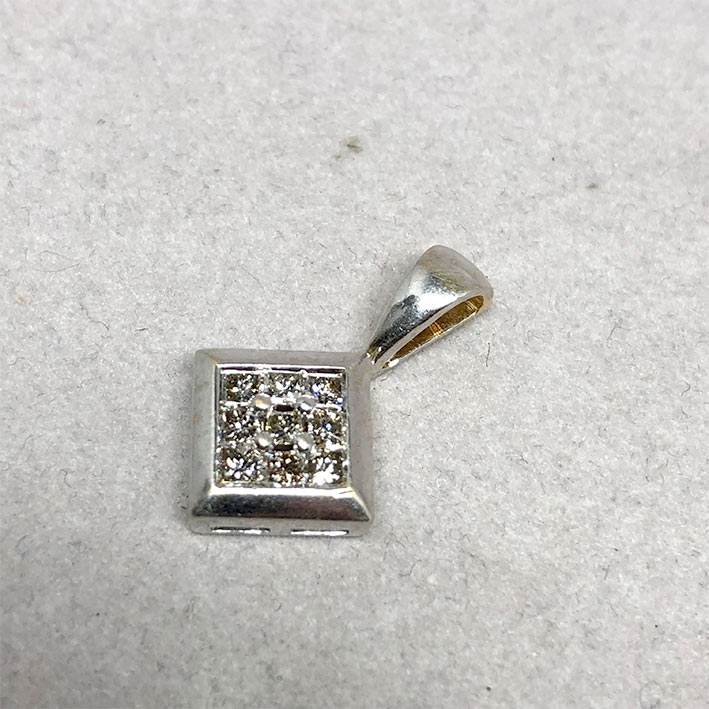 จี้ห้อยคอ White Gold ประดับเพชรแท้ 9 เม็ด Princes cut รวมน้ำหนัก 0.36 กะรัต ตัวเรือนทอง 14k White go
