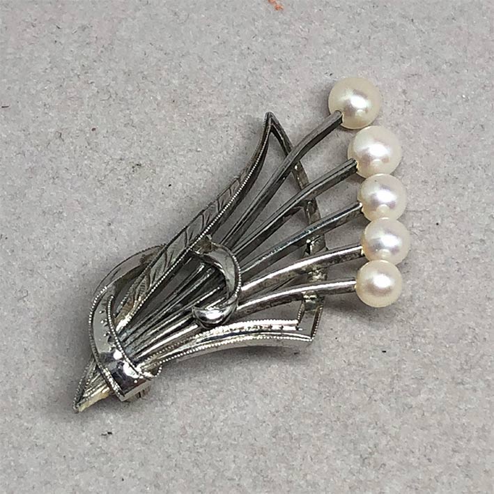 เข็มกลัดติดเสื้อ MIKIMOTO Vintage style ปรับดับมุกแท้ 5 เม็ด สีชมพูคัดไซร์ขนาดเท่ากัน ตัวเรือนซิลเวอ