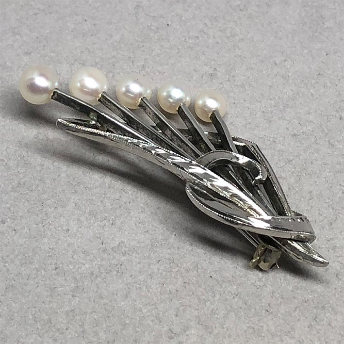 เข็มกลัดติดเสื้อ MIKIMOTO Vintage style ปรับดับมุกแท้ 5 เม็ด สีชมพูคัดไซร์ขนาดเท่ากัน ตัวเรือนซิลเวอ 1