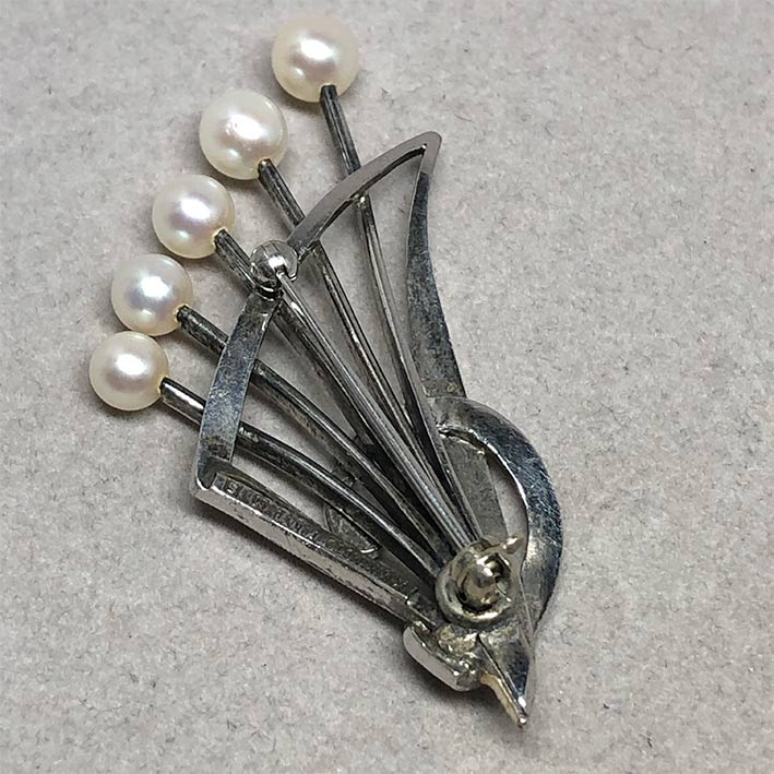 เข็มกลัดติดเสื้อ MIKIMOTO Vintage style ปรับดับมุกแท้ 5 เม็ด สีชมพูคัดไซร์ขนาดเท่ากัน ตัวเรือนซิลเวอ 2