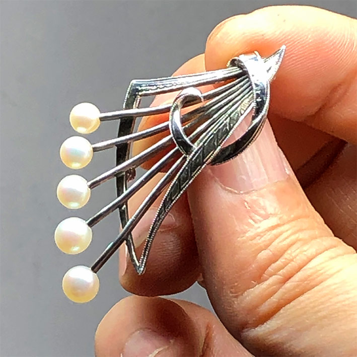 เข็มกลัดติดเสื้อ MIKIMOTO Vintage style ปรับดับมุกแท้ 5 เม็ด สีชมพูคัดไซร์ขนาดเท่ากัน ตัวเรือนซิลเวอ 5