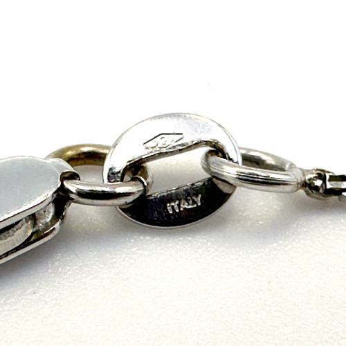 White gold pendant decorated with diamonds, main stone size 0.11 carat, secondary stones total 0.22 5