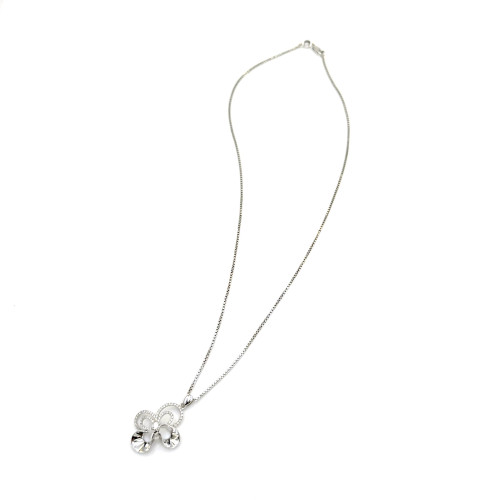 White gold pendant decorated with diamonds, main stone size 0.11 carat, secondary stones total 0.22 1