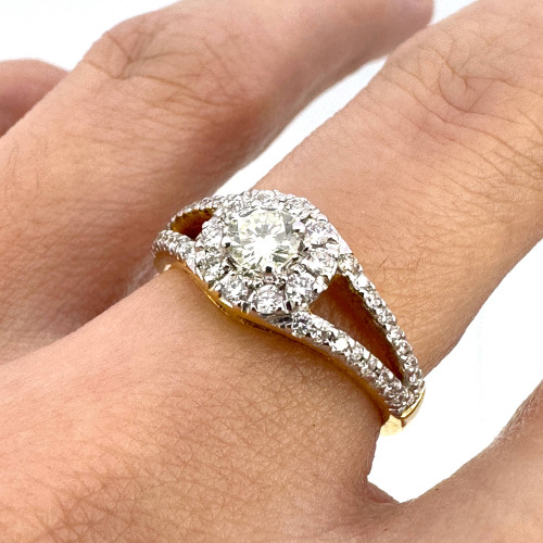 Gold ring with genuine diamonds, main stone size 0.28 carat (Pre-owned)