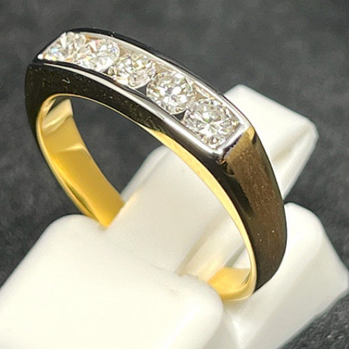 แหวนทองคำประดับเพชรแท้น้ำขาวสวย 5 เม็ด รวมน้ำหนัก 0.40 กะรัต ตัวเรือนทอง 18k น้ำหนักรวม 4.0 กรัม