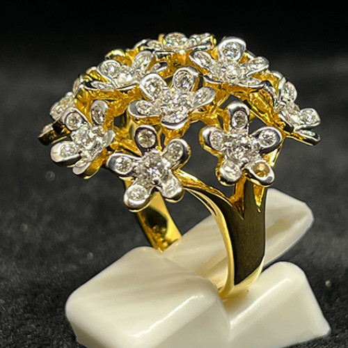 แหวนทองคำรูปทรงช่อดอกไม้ประดับเพชรแท้ 70 เม็ด รวมน้ำหนัก 2.20 กะรัต ตัวเรือนทองคำ 18k น้ำหนักรวม 12. 1