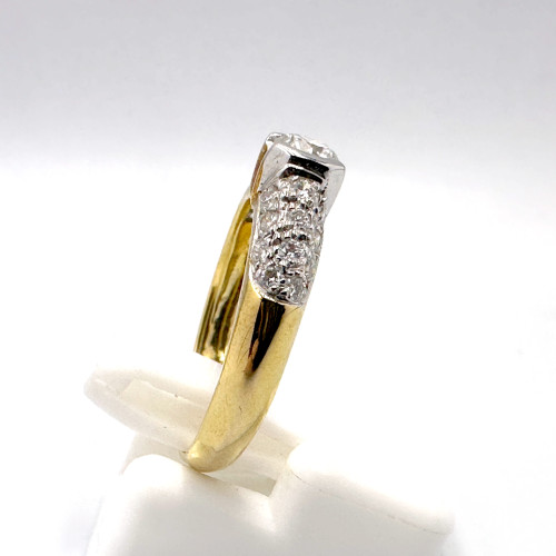 แหวนทองคำฝังเพชรแท้เม็ดหลักขนาด 0.30 กะรัต เม็ดลองขนาด 0.40 กะรัต ตัวเรือนทอง 90 น้ำหนักทองรวม 3 กร 5