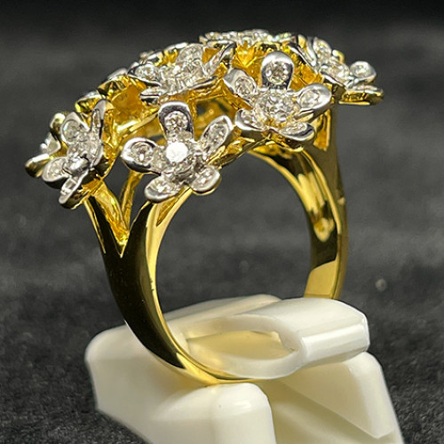 แหวนทองคำรูปทรงช่อดอกไม้ประดับเพชรแท้ 70 เม็ด รวมน้ำหนัก 2.20 กะรัต ตัวเรือนทองคำ 18k น้ำหนักรวม 12. 2