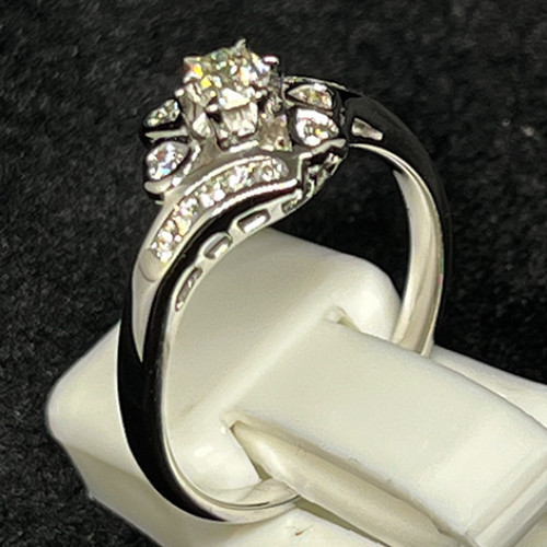 แหวนทองคำขาวประดับเพชรแท้น้ำขาวเม็ดเดี๋ยวขนาด 0.18 กะรัต เม็ดรอง 14 เม็ด รวมน้ำหนัก 0.16 กะรัต