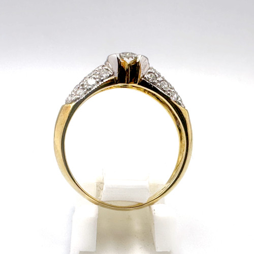 แหวนทองคำฝังเพชรแท้เม็ดหลักขนาด 0.30 กะรัต เม็ดลองขนาด 0.40 กะรัต ตัวเรือนทอง 90 น้ำหนักทองรวม 3 กร 4