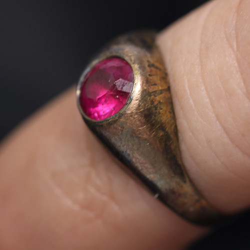 แหวนทองโบราณ ประดับพลอยทับทิมเจียรไน รวมน้ำหนัก 0.40 กะรัต ตัวเรือนกะหลั่ยทองปนเงิน สลักอักษร ต.ค.ช