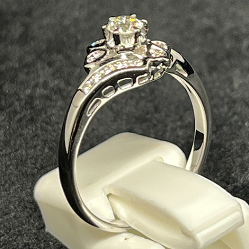 แหวนทองคำขาวประดับเพชรแท้น้ำขาวเม็ดเดี๋ยวขนาด 0.18 กะรัต เม็ดรอง 14 เม็ด รวมน้ำหนัก 0.16 กะรัต 2