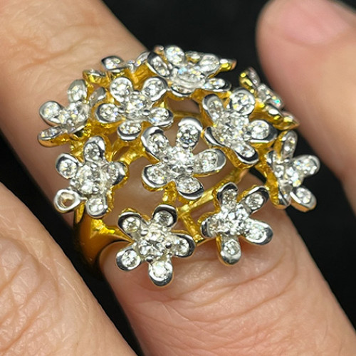 แหวนทองคำรูปทรงช่อดอกไม้ประดับเพชรแท้ 70 เม็ด รวมน้ำหนัก 2.20 กะรัต ตัวเรือนทองคำ 18k น้ำหนักรวม 12. 5