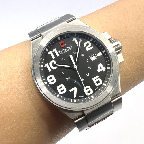 VICTORINOX Swiss Army Infantry 100m Quartz Date Size 42 mm. (Pre-owned) 7
