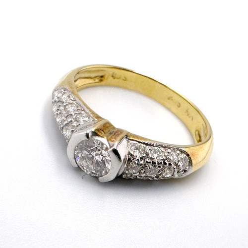 แหวนทองคำฝังเพชรแท้เม็ดหลักขนาด 0.30 กะรัต เม็ดลองขนาด 0.40 กะรัต ตัวเรือนทอง 90 น้ำหนักทองรวม 3 กร 6